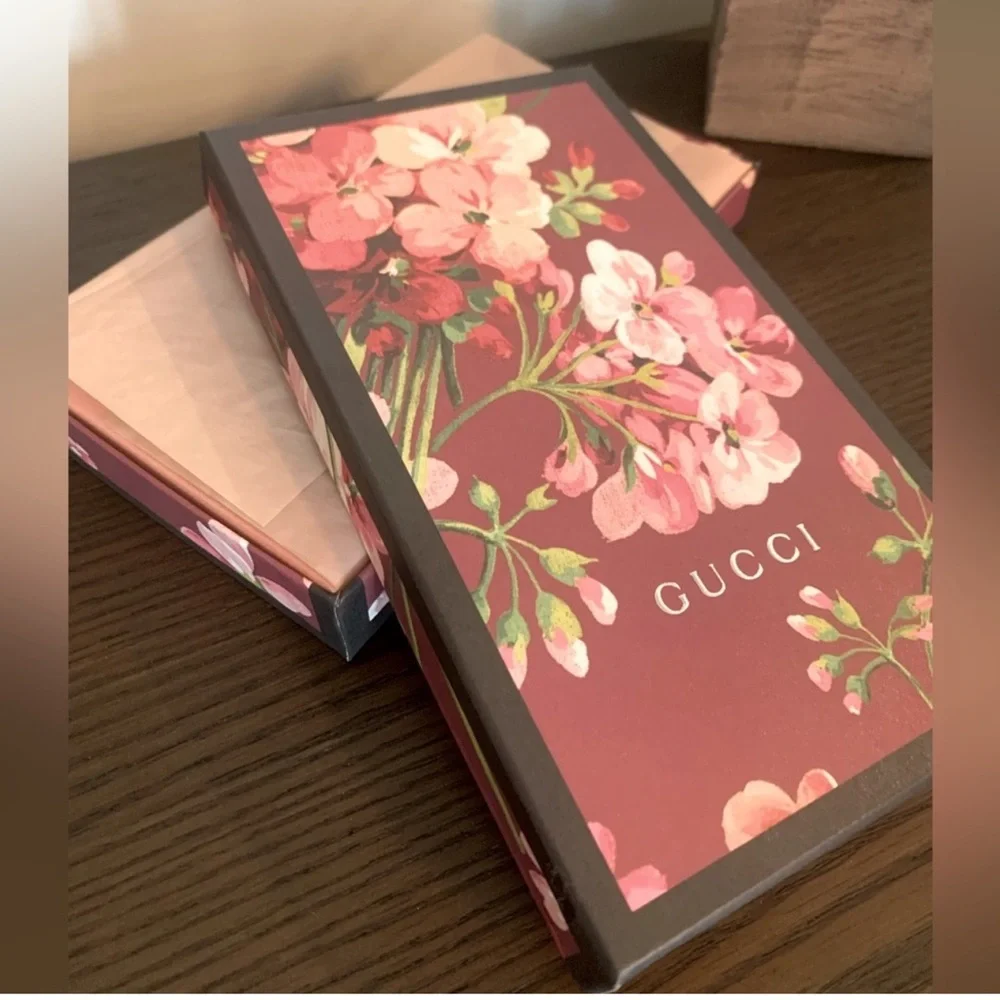 GUCCI Gift set. Gucci Leather Key Case & Gucci Floral Bloom Gift Box